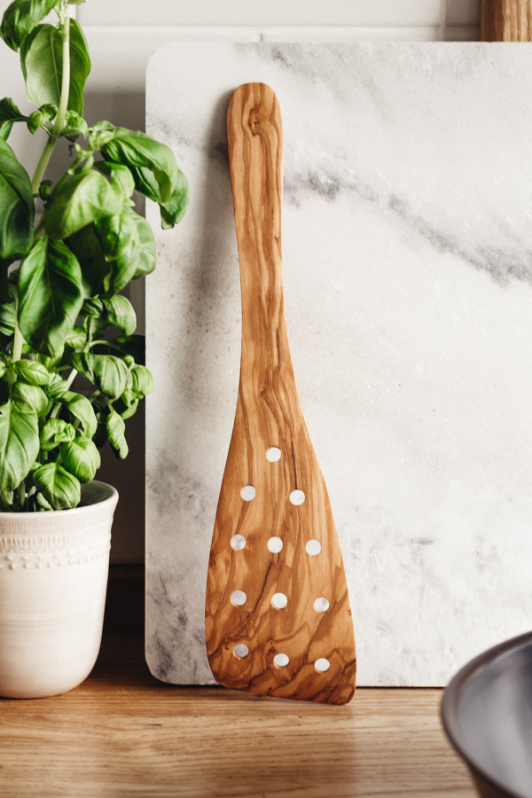 SPATULA WITH HOLES OLIVE WOOD 32 CM_